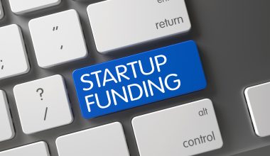 Embora seja possível obter capital suficiente para sua startup de uma fonte, às vezes você pode ser forçado a obter o dinheiro de várias fontes. Com isso em mente, aqui estão algumas maneiras que você pode considerar para ajudá-lo a financiar sua startup.