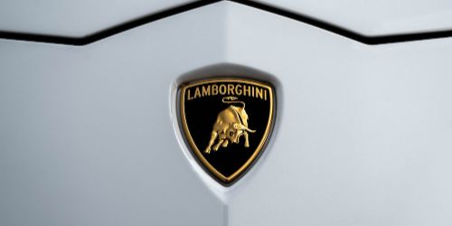 Lamborghini URUS 2023 - Dourado Luxury Car