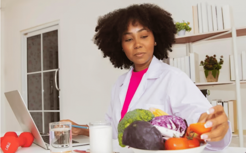 HOW TO BECOME A NUTRITIONIST: Step-By-Step Guide