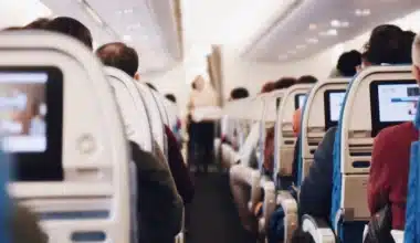 هل يمكنك استخدام سماعات البلوتوث على متن الطائرة